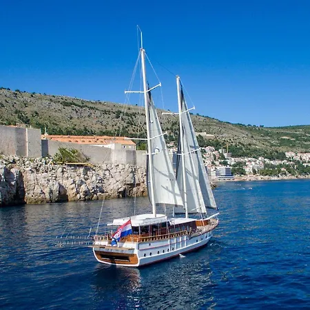 بوتيل M/y Vivere *